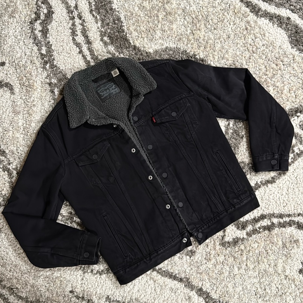 Black Levi’s  denim trucker jacker Sherpa lines men’s medium